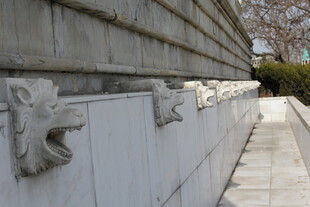 石质墙面兽头雕刻装饰