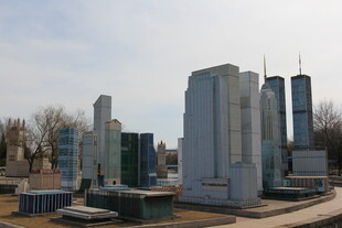 城市中的高楼与低矮建筑