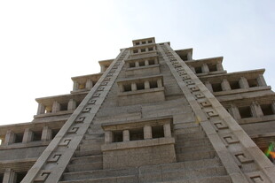 古老多层石塔建筑景观