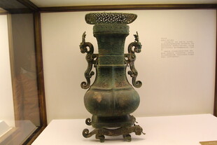 古代青铜花瓶展示