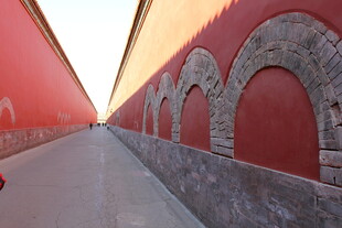 红墙夹道的中式建筑景观