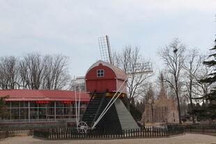 户外红色风车景观