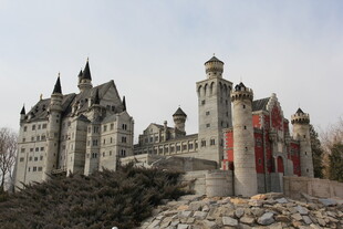 梦幻城堡屹立于山丘之上