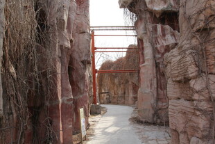 狭窄石砌通道场景