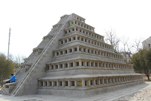 仿金字塔建筑景观