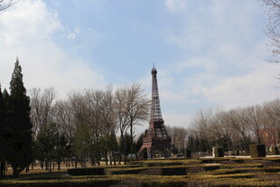 公园中的埃菲尔铁塔景观