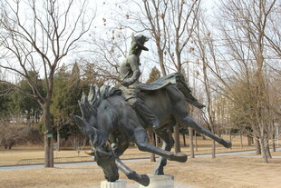 骑马人物雕塑于户外场景