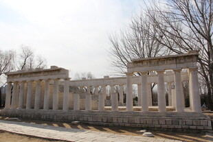 圆明园遗址石柱景观