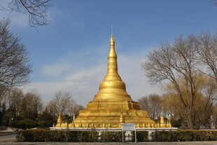 金色佛塔闪耀蓝天之下