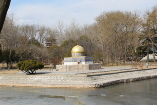 公园中的金色圆球景观