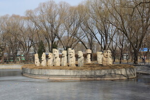 冬日湖畔的石雕景观