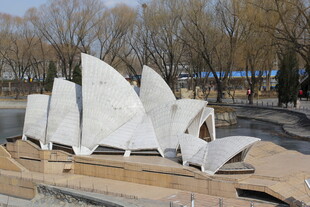 户外白色雕塑艺术景观