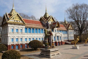 欧式风格建筑前的雕像景观