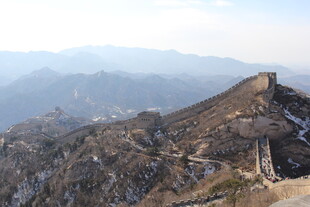 壮丽长城蜿蜒于山峦间