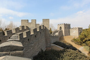 古老城墙与塔楼景观