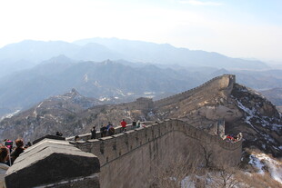 冬日长城上的游客身影