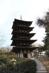 古朴多层宝塔与周边景致