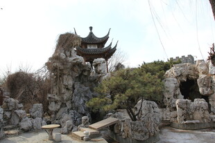 中式园林假山与亭阁景观