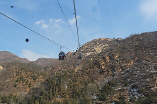 山间缆车穿梭于秀丽景致