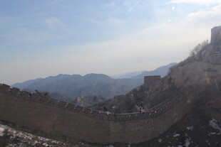 壮丽长城蜿蜒于山峦之间