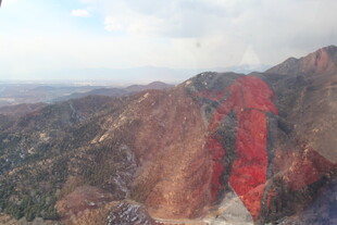 壮丽山景 一抹艳红入目