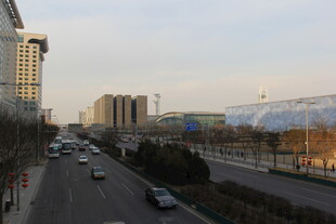 城市道路上的车辆与建筑