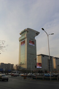 城市高楼与繁忙街景