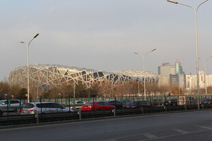 城市停车场与远处建筑景观