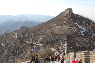 冬日长城上的游人景象