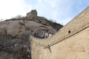 雄伟长城屹立于山峦间