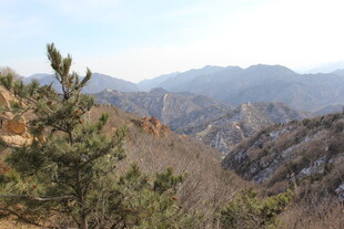 山间景色 远观连绵山脉