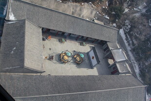 屋顶视角下的多彩物件场景