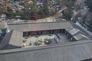 俯瞰中式传统建筑庭院