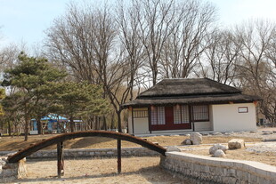 传统韩屋旁的古朴木桥