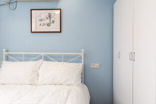 简约蓝色卧室温馨床铺