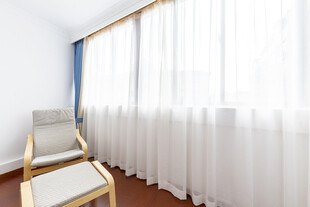 简约窗边单人椅与白色窗帘