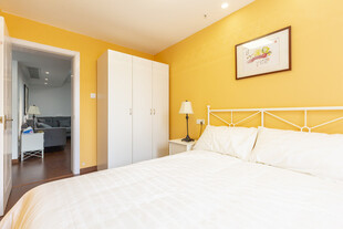 温馨明亮卧室室内场景