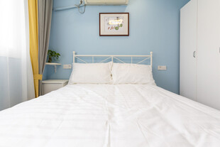 简约蓝色系温馨卧室床铺