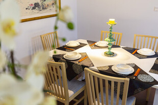 温馨中式餐桌布置场景