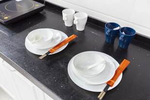 厨房台面餐具摆放场景