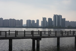 湖畔栈桥与远处城市景观