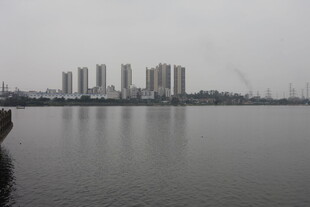 湖畔高楼映于平静水面