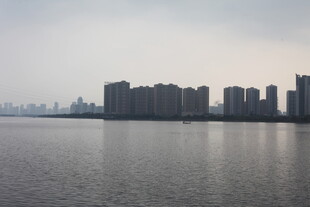 湖畔高楼林立的城市景致