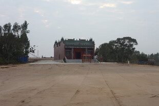 空旷场地中的古朴建筑