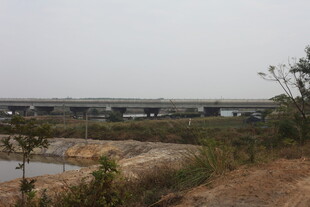 野外河边的开阔风景
