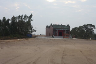 空旷土路尽头的中式建筑