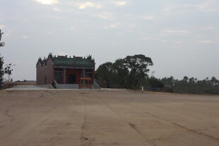 田野中的古朴中式建筑