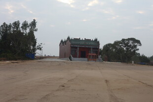 空旷场地中的中式建筑