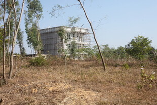 荒野中的未完工建筑