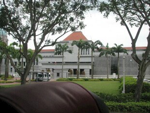 古典风格建筑前的绿树景观